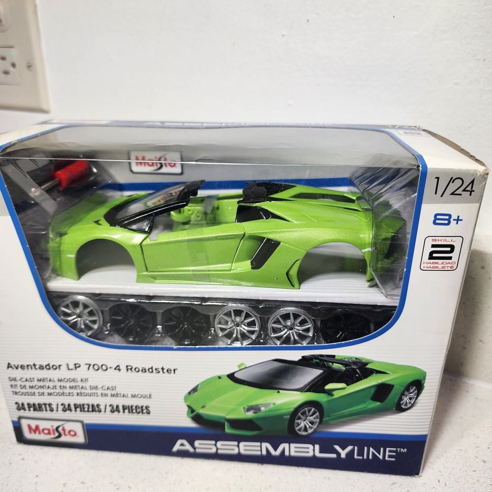 Die-cast Lambo Metal Car Kit  Green Aventador LP 700-4 Roadster New In Box